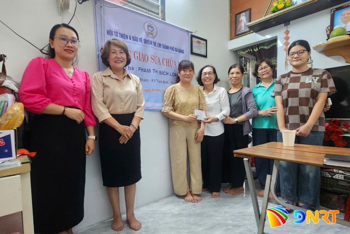 Hội Từ thiện và Bảo vệ quyền trẻ em thành phố hỗ trợ kinh phí sửa chữa nhà cho chị Phạm Thị Bích Loan (thứ 3, bên trái sang). Ảnh: PHƯỚC AN