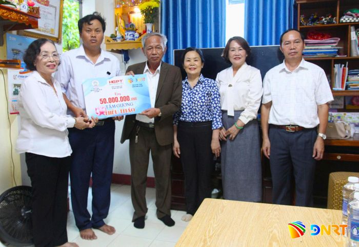 Hội Từ thiện và Bảo vệ quyền trẻ em Đà Nẵng triển khai mô hình “Người con hiếu thảo”, tặng 50 triệu đồng cho anh Lê Văn Đức (thứ 2, bên trái sang). Ảnh: PHƯỚC AN