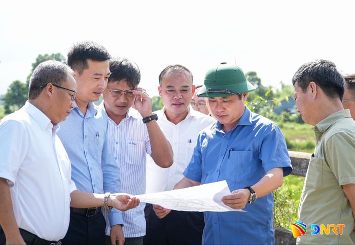 Phó Chủ tịch UBND thành phố Phan Thái Bình kiểm tra thực tế tuyến ĐH10 đoạn qua xã Thăng Phú. Ảnh: HỒ QUÂN