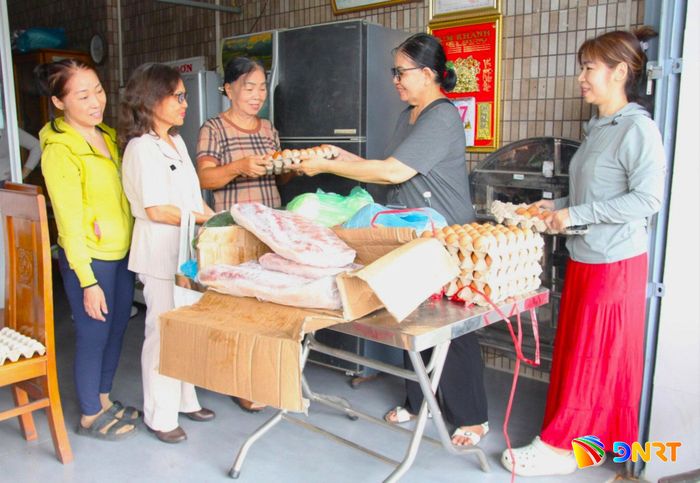 Nhóm từ thiện Thiện Duyên Đà Nẵng hỗ trợ thực phẩm cho bếp ăn từ thiện Bệnh viện Tâm thần Đà Nẵng. Ảnh: NGỌC QUỐC