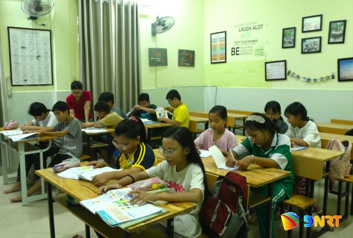 Trẻ em tham gia dự án “Lớp học cộng đồng” tại Trung tâm Bảo trợ xã hội Tương lai. Ảnh: NGUYỄN QUANG