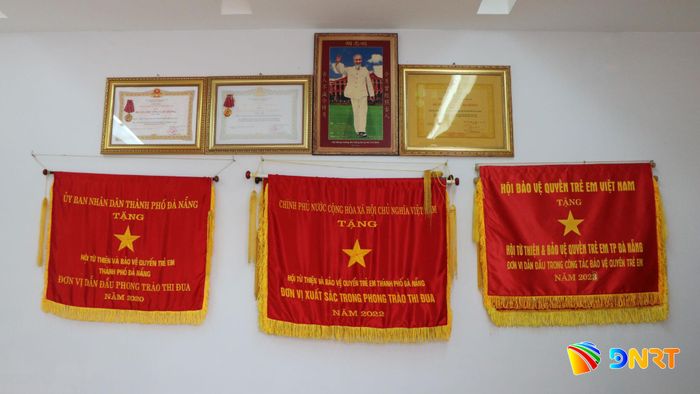 Trong căn phòng của Chủ tịch Hội Từ thiện và Bảo vệ quyền trẻ em thành phố Đà Nẵng lưu giữ nhiều giấy khen, bằng khen, thành tích tiêu biểu vì phong trào Hội. Ảnh: THÚY HIỀN