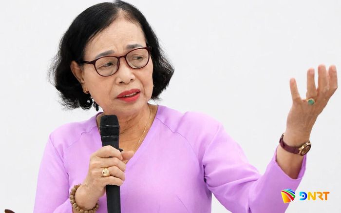 Bà Tám say sưa kể về một thời kháng chiến oanh liệt tại các cuộc họp, hội nghị Hội Phụ nữ các cấp. Ảnh: THÚY HIỀN