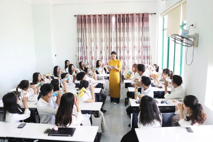 Sinh viên ngành Sư phạm Địa lý, Khoa Sử - Địa - Chính trị, Trường Đại học Sư phạm (Đại học Đà Nẵng) trong một giờ học. Ảnh: NTCC