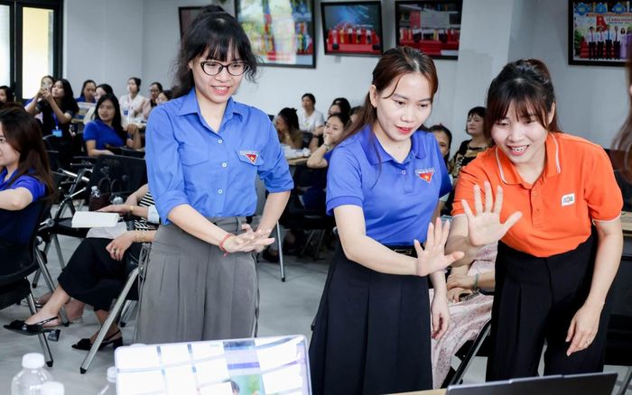 Giáo viên các trường tiểu học tham gia tập huấn STEM. Ảnh: NTCC