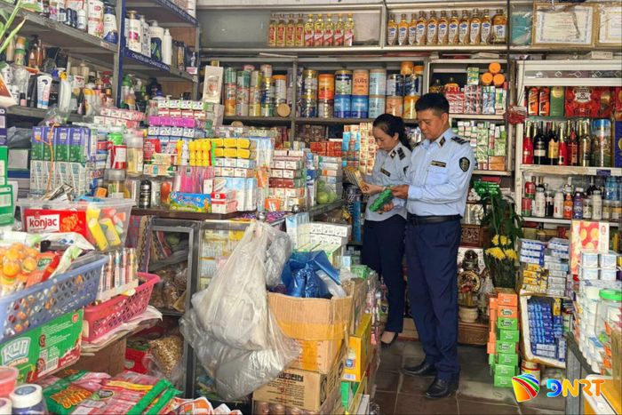 Cán bộ quản lý thị trường kiểm tra nguồn gốc, xuất xứ hàng hóa tại một cơ sở kinh doanh trên địa bàn thành phố. Ảnh: DUY CA