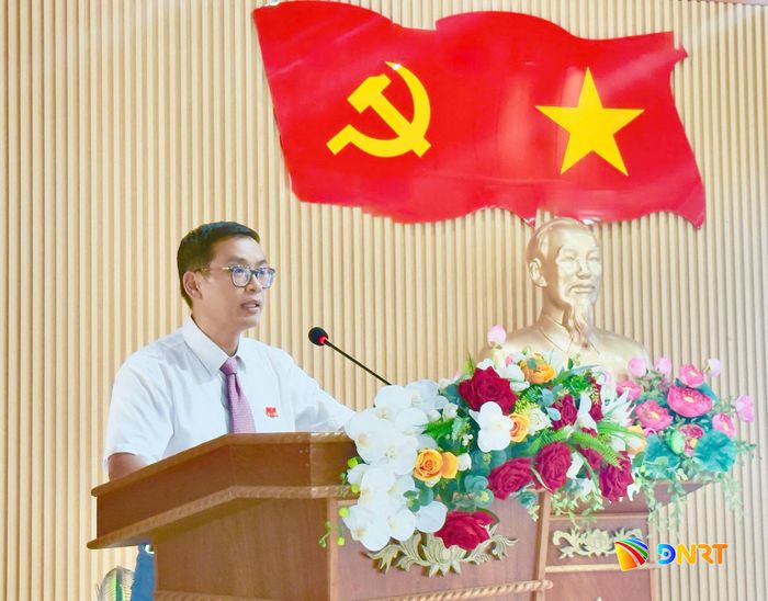Bí thư Đảng ủy, Chủ tịch HĐND phường An Hải Phùng Phú Phong phát biểu tại kỳ họp.