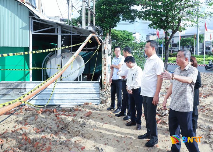 Bí thư Thành ủy Lê Ngọc Quang cùng đoàn công tác kiểm tra khu đất số 2, đường Trần Phú. Ảnh: NGỌC PHÚ