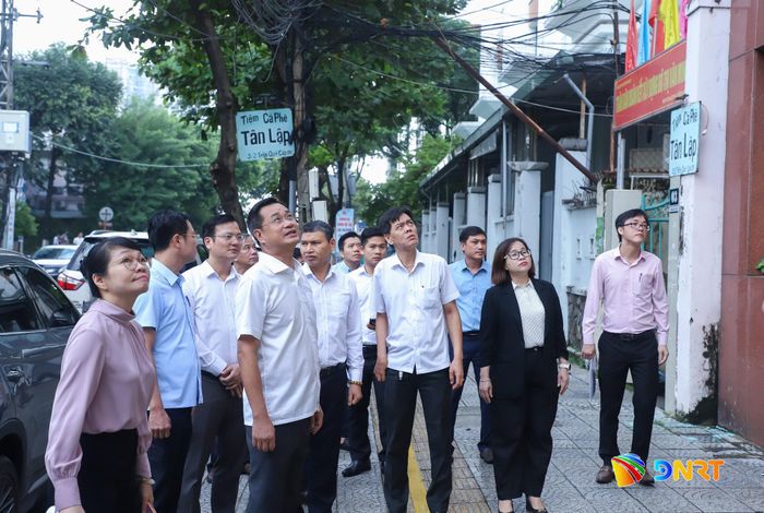 Bí thư Thành ủy Lê Ngọc Quang cùng đoàn công tác kiểm tra tại số 1A đường Trần Quý Cáp. Ảnh: NGỌC PHÚ