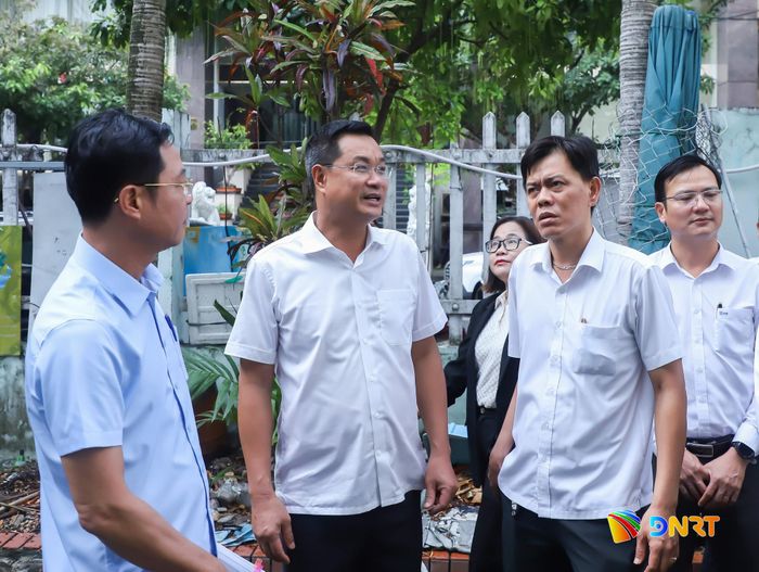 Bí thư Thành ủy Lê Ngọc Quang (thứ 2, bên trái sang) kiểm tra tại số 10 Lý Thường Kiệt. Ảnh: NGỌC PHÚ