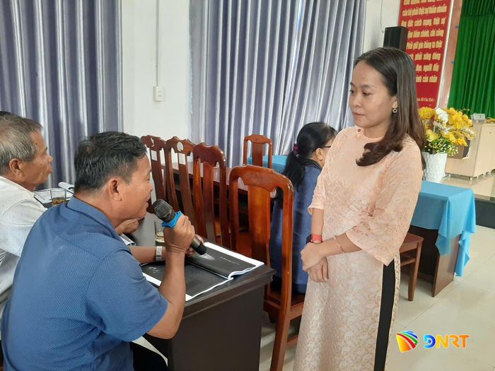 Các tình huống pháp luật gần gũi với đời sống được trao đổi tại buổi tuyên truyền. Ảnh: DUY AN