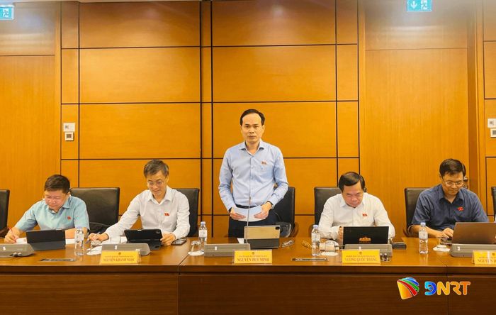 Đại biểu Nguyễn Duy Minh, Phó Trưởng đoàn chuyên trách Đoàn đại biểu Quốc hội thành phố Đà Nẵng thảo luận tại tổ. Ảnh: HỒNG CHÂU