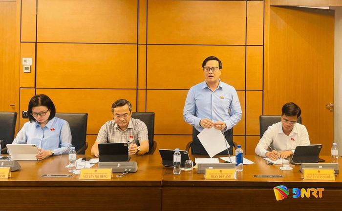 Đại biểu Quốc hội Phan Duy Anh thảo luận tại tổ. Ảnh: HỒNG CHÂU