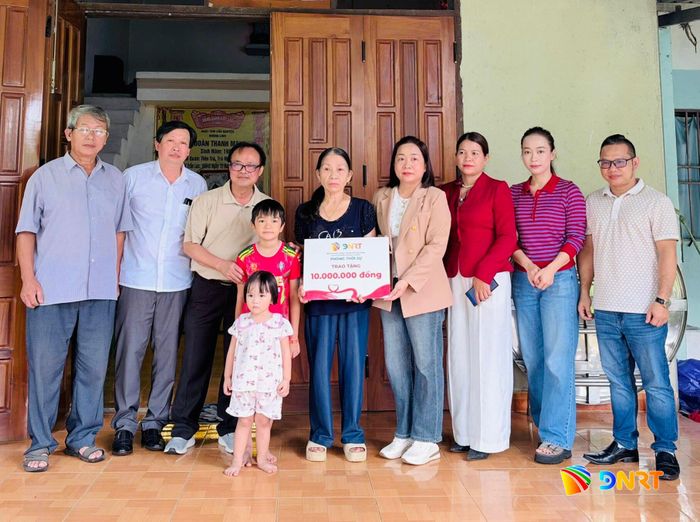 Đại diện lãnh đạo Phòng Thời sự (Báo và phát thanh, truyền hình Đà Nẵng) trao quà động viên gia đình. Ảnh: ĐĂNG NGUYÊN