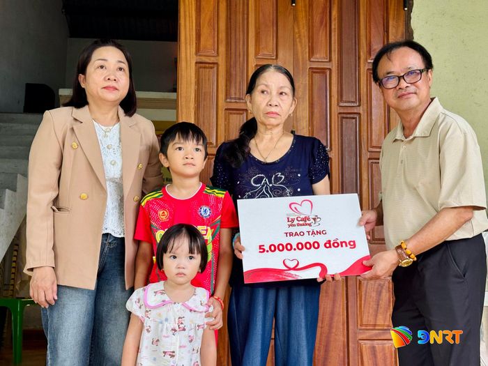 Đại diện Hội Nhà báo thành phố trao quà của Chương trình “Ly cà phê yêu thương”, tiếp sức hai cháu đến trường. Ảnh: ĐĂNG NGUYÊN