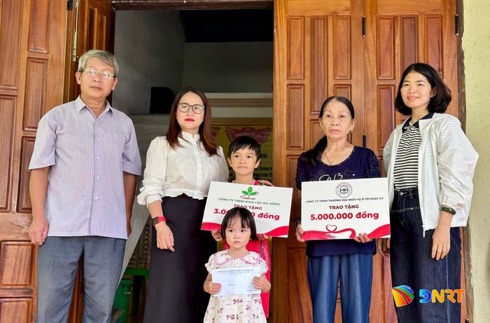 Công ty TNHH Thương mại dịch vụ ô tô Phúc Uy và Công ty TNHH Khai Lộc Đà Nẵng đồng hành với chương trình. Ảnh: ĐĂNG NGUYÊN