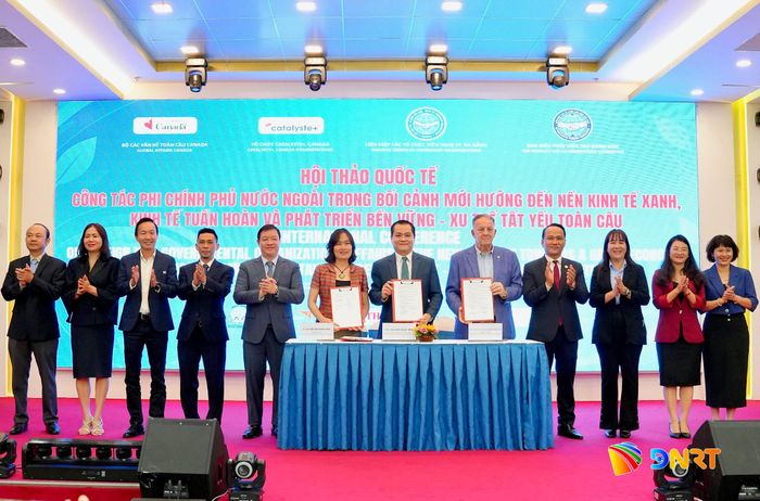 Liên hiệp các tổ chức hữu nghị thành phố ký biên bản ghi nhớ với hai tổ chức phi chính phủ nước ngoài. Ảnh: T.CÔNG