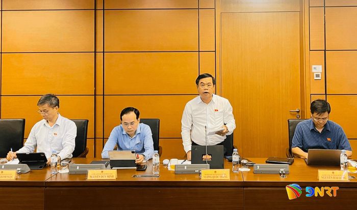 Đại biểu Quốc hội Vương Quốc Thắng thảo luận tại tổ. Ảnh: HỒNG CHÂU