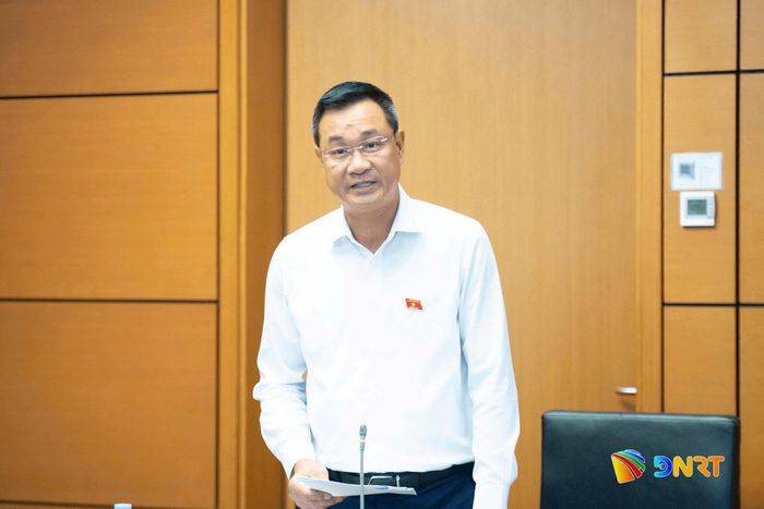 Bí thư Thành ủy, Trưởng đoàn Đại biểu Quốc hội thành phố Đà Nẵng Lê Ngọc Quang thảo luận tại tổ. Ảnh: HỒNG CHÂU