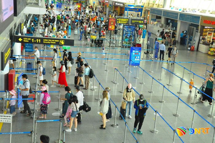 Lượng khách qua Cảng hàng không quốc tế Đà Nẵng ngày càng tăng. Ảnh: THÀNH LÂN
