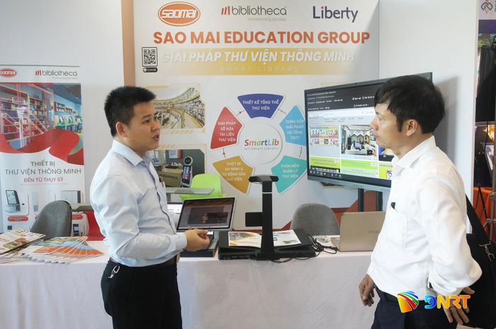 Đại biểu tham quan không gian thư viện số, trao đổi về giải pháp thư viện thông minh. Ảnh: ĐẮC MẠNH