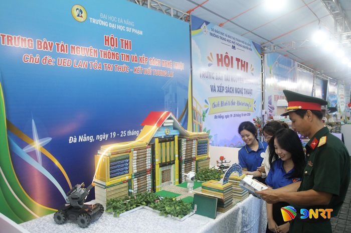Tham quan khu trưng bày tài nguyên và xếp sách nghệ thuật tại sự kiện. Ảnh: ĐẮC MẠNH