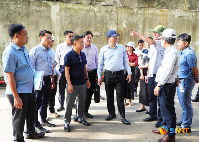 Phó Chủ tịch Thường trực HĐND thành phố Trần Phước Sơn (đội mũ, ở giữa) nghe các đơn vị liên quan báo cáo về Nhà máy xử lý chất thải rắn sinh hoạt Bắc Quảng Nam. Ảnh: VINH ANH