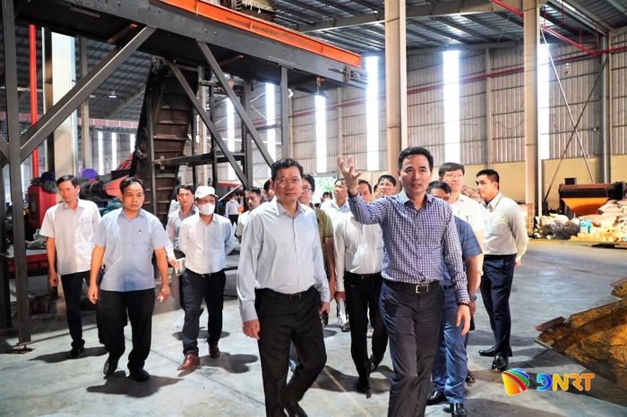 Phó Chủ tịch Thường trực HĐND thành phố Trần Phước Sơn (hàng đầu, bên trái) khảo sát thực tế tại Nhà máy Xử lý rác thải Hội An. Ảnh: VINH ANH