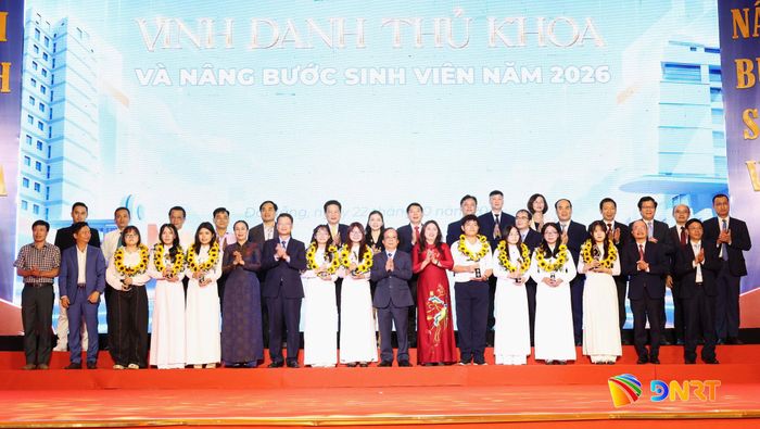 Các đại biểu chụp ảnh lưu niệm với 9 thủ khoa. Ảnh: NGỌC HÀ