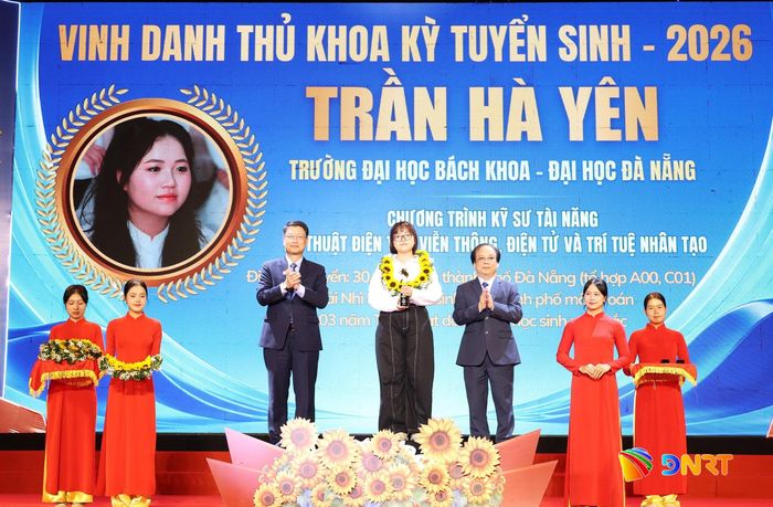 Phó Bí thư Thành ủy Ngô Xuân Thắng (trái) và Giám đốc Đại học Đà Nẵng Nguyễn Ngọc Vũ vinh danh thủ khoa các cơ sở đào tạo thành viên. Ảnh: NGỌC HÀ
