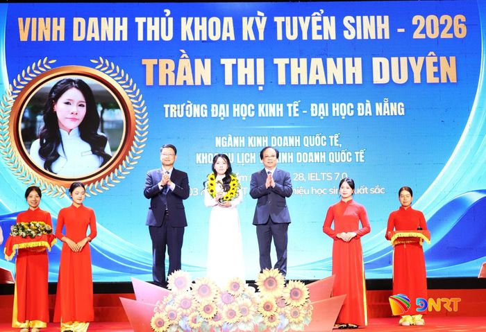Phó Bí thư Thành ủy Ngô Xuân Thắng (trái) và Giám đốc Đại học Đà Nẵng Nguyễn Ngọc Vũ vinh danh thủ khoa các cơ sở đào tạo thành viên. Ảnh: NGỌC HÀ