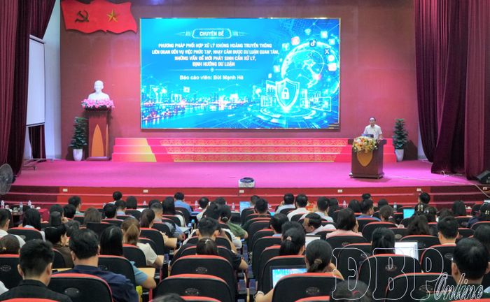 Báo cáo viên truyền đạt chuyên đề tại hội nghị.