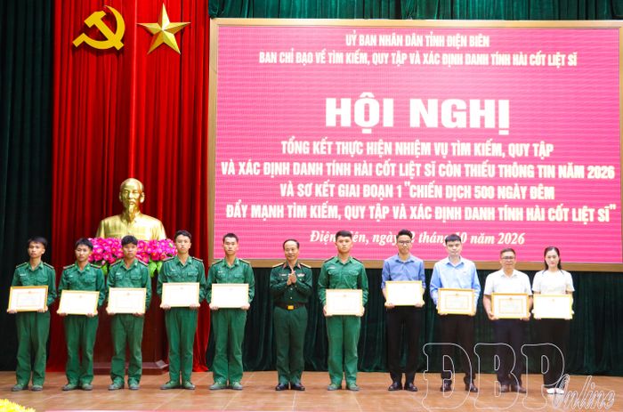 Lãnh đạo Bộ Chỉ huy Quân sự tỉnh tặng Giấy khen cho các cá nhân có thành tích xuất sắc trong thực hiện nhiệm vụ “Chiến dịch 500 ngày đêm đẩy mạnh tìm kiếm, quy tập và xác định danh tính hài cốt liệt sĩ”.