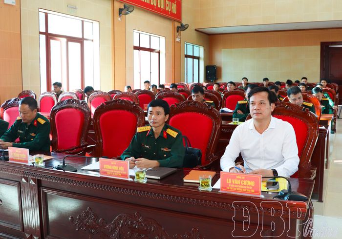 Đồng chí Lò Văn Cương, Ủy viên Ban Thường vụ Tỉnh ủy, Phó Chủ tịch Thường trực UBND tỉnh và các đại biểu dự hội nghị.