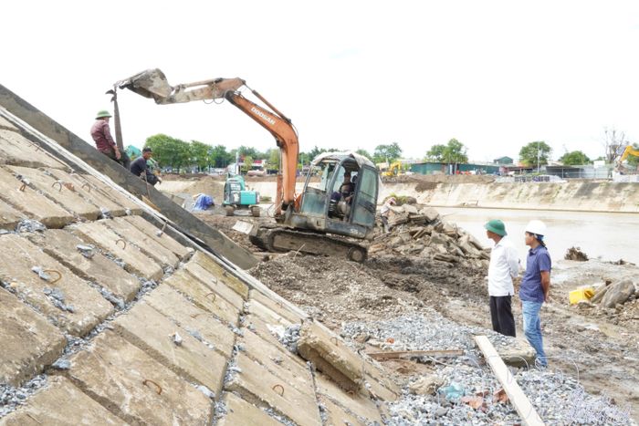 Cán bộ Ban QLDA các công trình Nông nghiệp và Phát triển nông thôn giám sát, đôn đốc nhà thầu đẩy nhanh tiến độ thi công Dự án Quản lý đa thiên tai lưu vực sông Nậm Rốm.