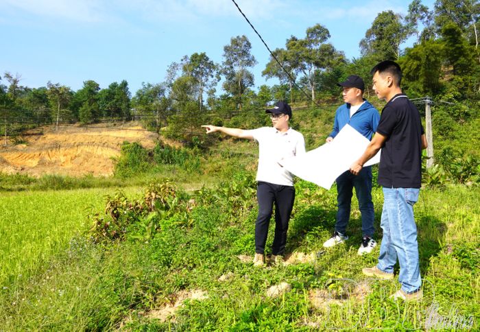 Cán bộ Ban QLDA các công trình giao thông kiểm tra các điểm tái định Dự án Cao tốc Sơn La - Điện Biên - Cửa khẩu Tây Trang giai đoạn 1.