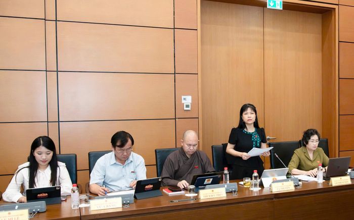 Đại biểu Quốc hội Tạ Thị Yên phát biểu tại phiên thảo luận.