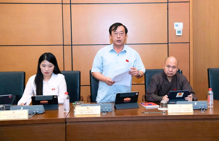 Đại biểu Quốc hội Vừ A Bằng phát biểu tại phiên thảo luận.