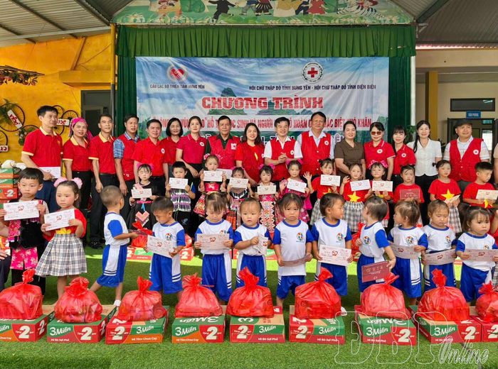 Trao quà cho các em học sinh tại Phân hiệu Na Ư.