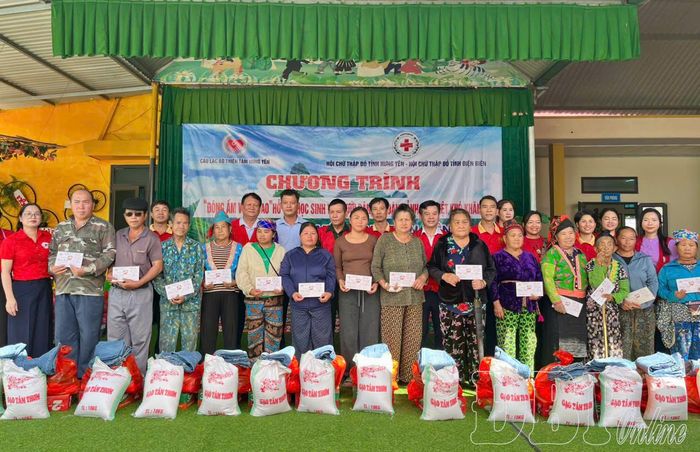 Hộ có hoàn cảnh khó khăn trên địa bàn nhận những phần quà ý nghĩa.