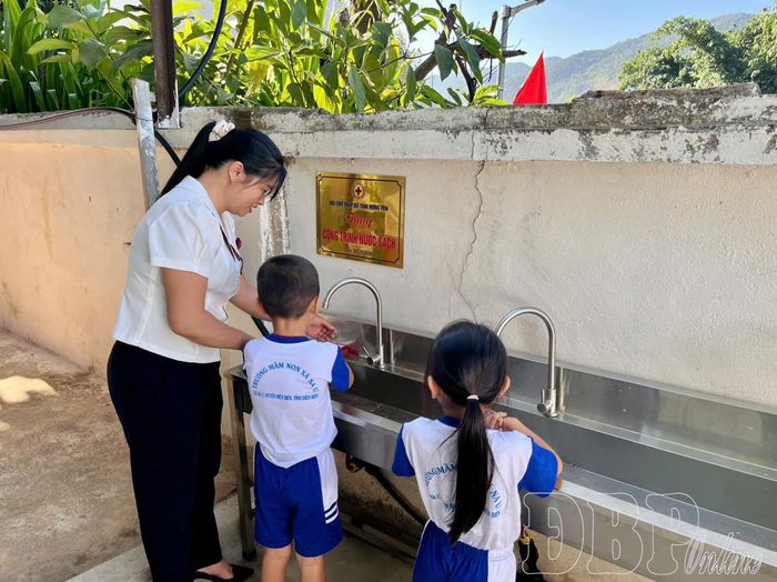 Cô và trò Trường Mầm non Ca Hau (Na Láy) sử dụng công trình nước sạch.