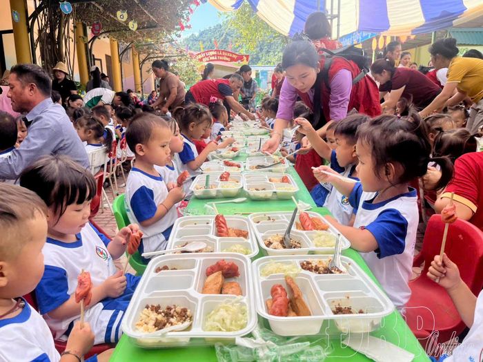 Các suất ăn trưa cho trẻ tại điểm trường Phân hiệu Na Ư.