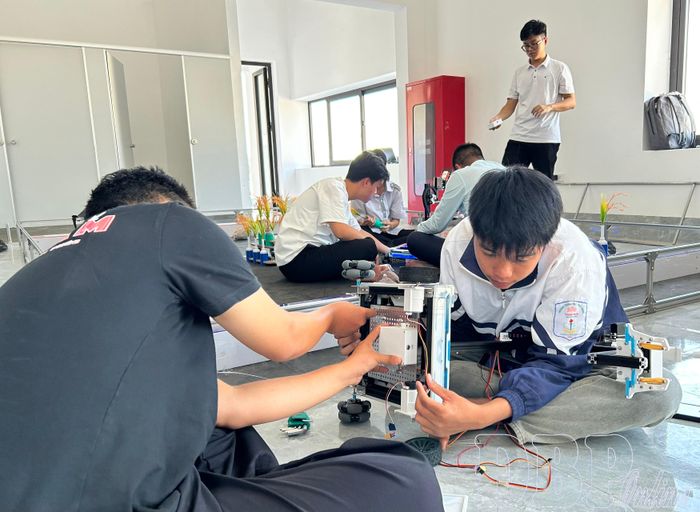 Lắp ráp ro - bot, chuẩn bị cho phần thi Robotics.