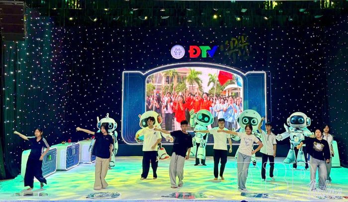 Đội thi Trường THPT Chuyên Lê Quý Đôn tập luyện tại trường quay của Báo và phát thanh, truyền hình Điện Biên.