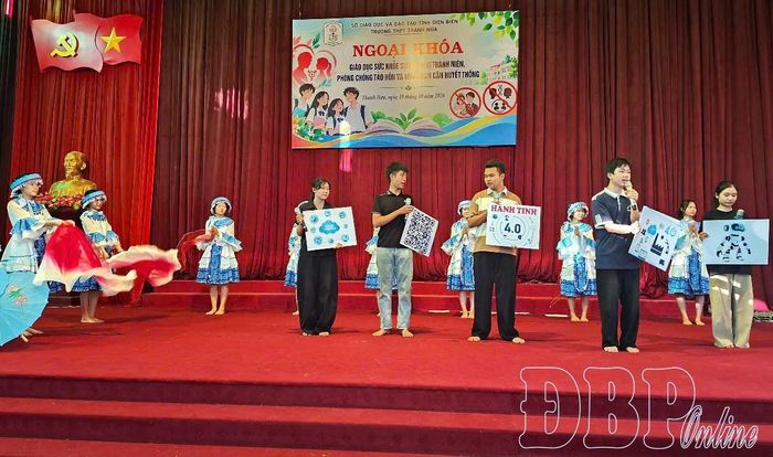 Đội thi Trường THPT Thanh Nưa luyện tập phần thi Chào hỏi.