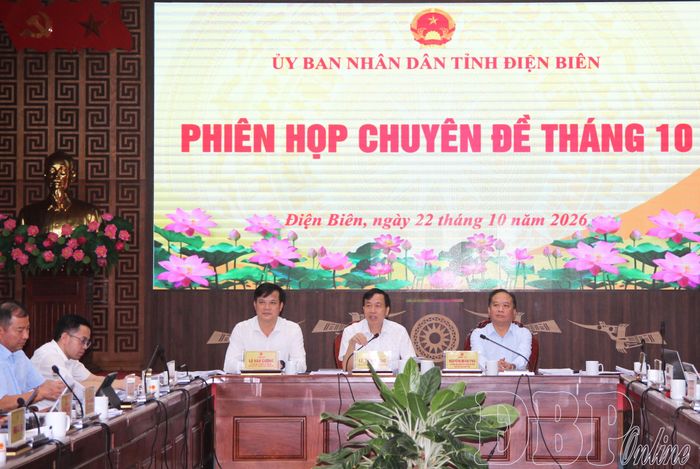 Đồng chí Lê Văn Lương, Phó Bí thư Tỉnh ủy, Chủ tịch UBND tỉnh cùng các đồng chí Phó Chủ tịch UBND tỉnh chủ trì phiên họp.