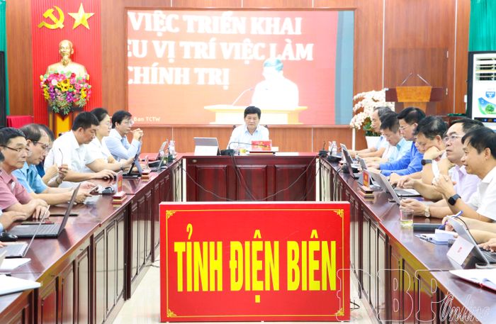Đồng chí Lê Thành Đô, Phó Bí thư Thường trực Tỉnh ủy, Chủ tịch HĐND tỉnh và các đại biểu tỉnh Điện Biên dự hội nghị.