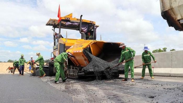 Bên cạnh nâng cao chất lượng đào tạo, cần cải thiện môi trường làm việc, thu nhập và chế độ đãi ngộ