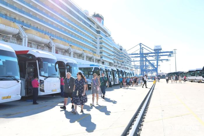 Du khách rời tàu và lên xe bắt đầu tour tham quan. Ảnh: Ngọc Liên
