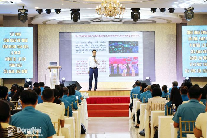 Ông Ngọ Duy Hiểu, Phó Chủ tịch Thường trực Tổng Liên đoàn Lao động Việt Nam chia sẻ về đổi mới truyền thông Công đoàn cho đội ngũ cán bộ Công đoàn tại Đồng Nai.